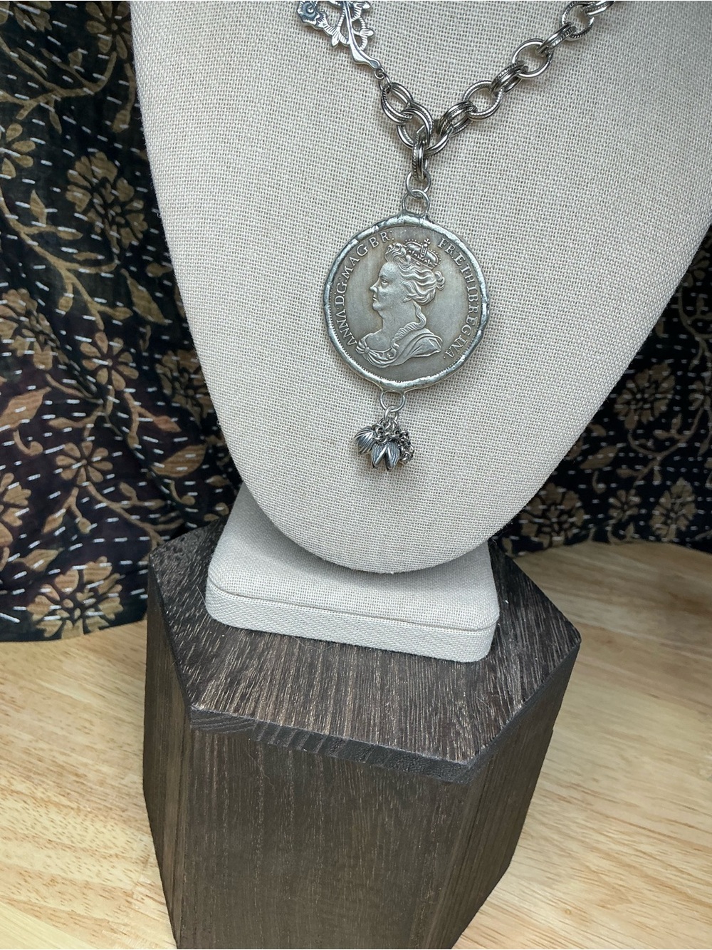 🤍 Queen Anne “Entirely English” 1702 Medal Replica Necklace - Picture 8 of 8